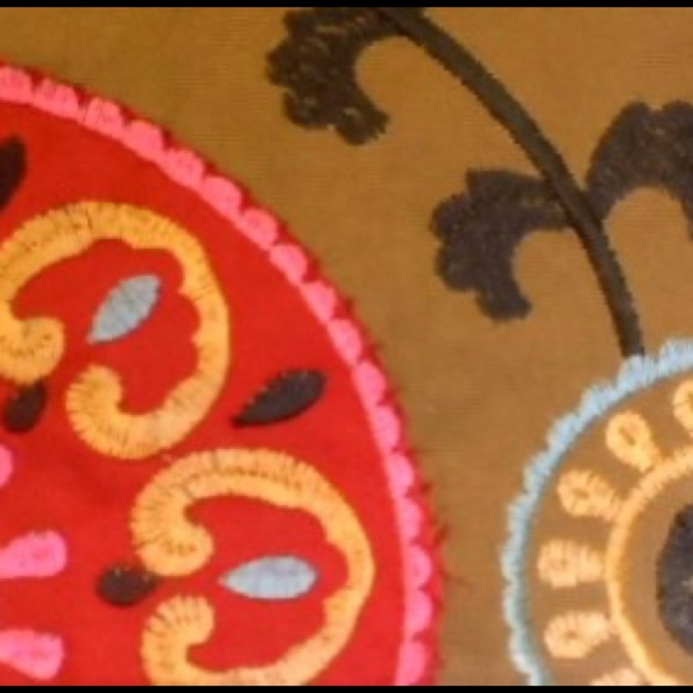 4.75 Yards Embroidered Fabric KARMANA in Fiesta - Picture 4 of 10